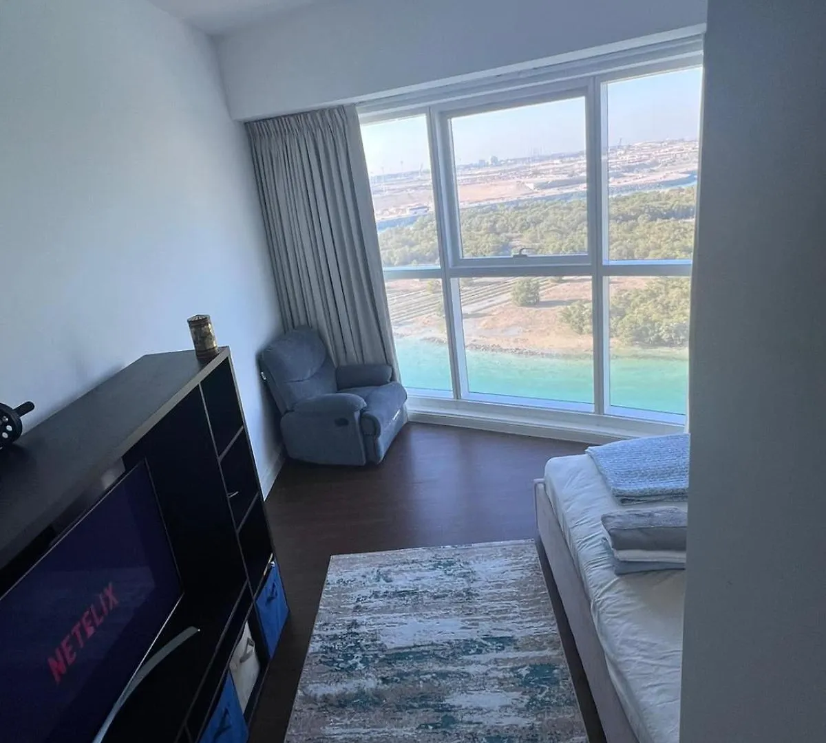 ホームステイ Luxurious Lake View Private Room アブダビ