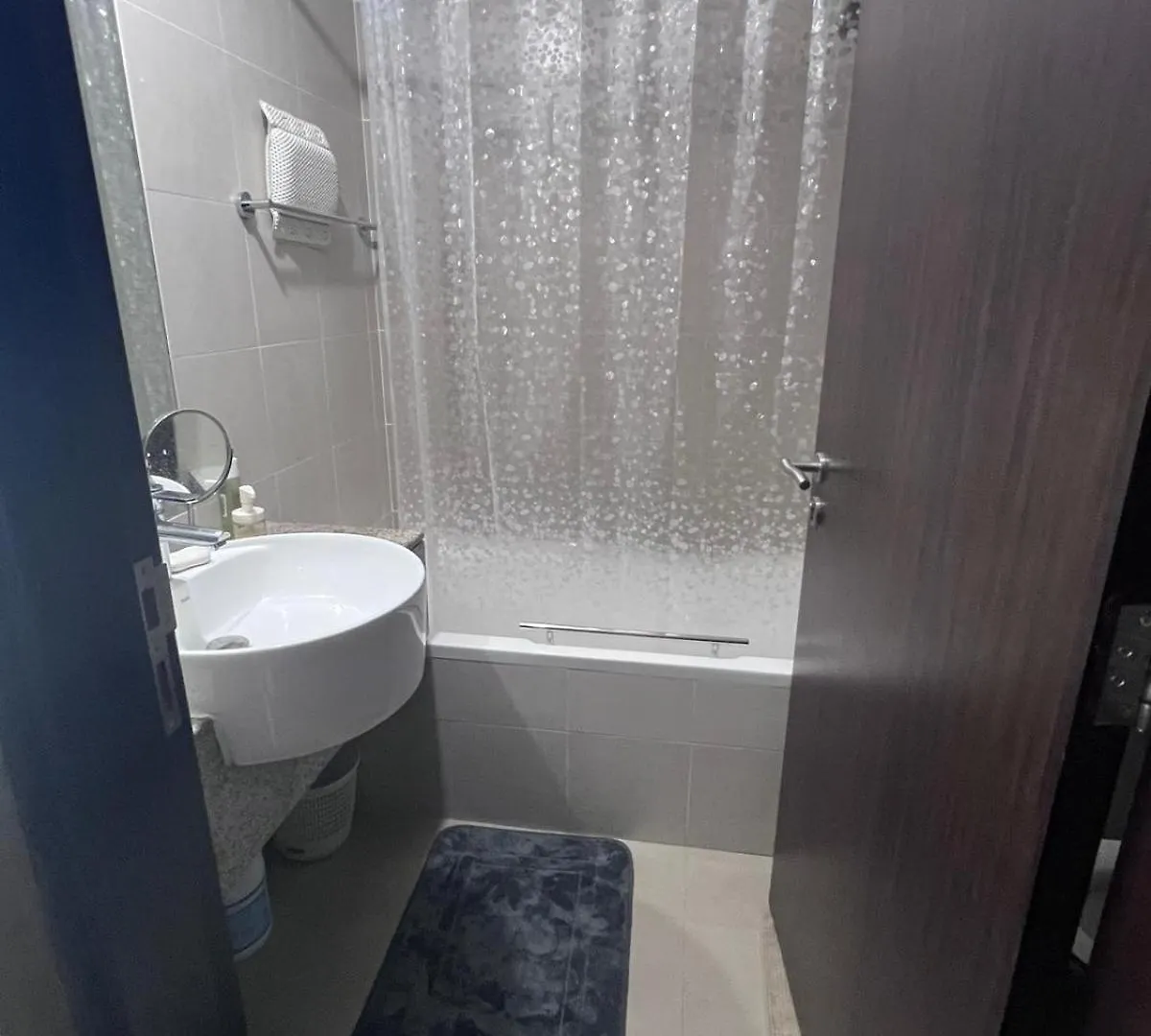 ホームステイ Luxurious Lake View Private Room アブダビ